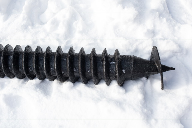 Винтовая свая зимой